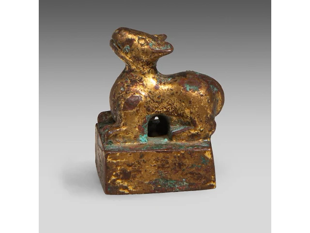 A chinese gilt-bronze ‘mythical beast’ seal, han dynasty or earlier, formerly recorded as warring states period, h 3,3 - 2,2 x 2,2 cm - weight approx. 69 g - afbeelding 1 van  7