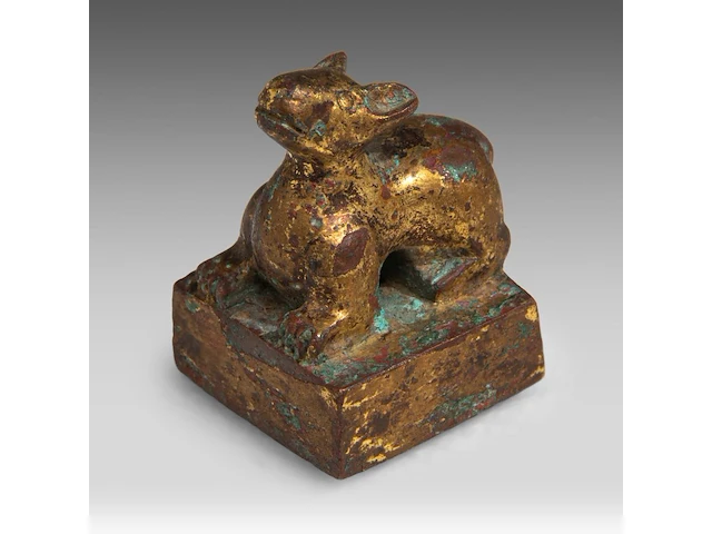 A chinese gilt-bronze ‘mythical beast’ seal, han dynasty or earlier, formerly recorded as warring states period, h 3,3 - 2,2 x 2,2 cm - weight approx. 69 g - afbeelding 2 van  7