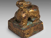 A chinese gilt-bronze ‘mythical beast’ seal, han dynasty or earlier, formerly recorded as warring states period, h 3,3 - 2,2 x 2,2 cm - weight approx. 69 g - afbeelding 2 van  7