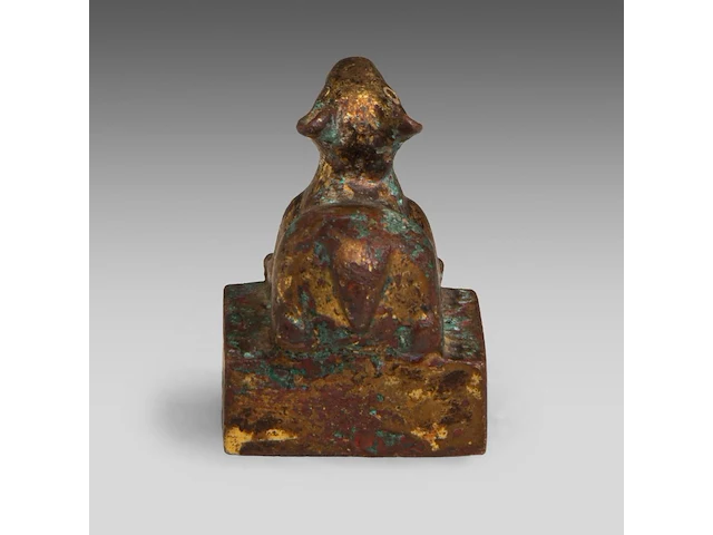 A chinese gilt-bronze ‘mythical beast’ seal, han dynasty or earlier, formerly recorded as warring states period, h 3,3 - 2,2 x 2,2 cm - weight approx. 69 g - afbeelding 4 van  7