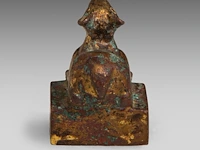 A chinese gilt-bronze ‘mythical beast’ seal, han dynasty or earlier, formerly recorded as warring states period, h 3,3 - 2,2 x 2,2 cm - weight approx. 69 g - afbeelding 4 van  7