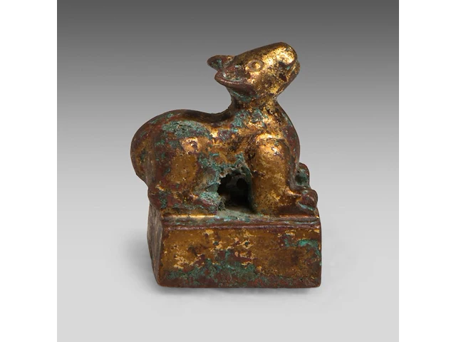 A chinese gilt-bronze ‘mythical beast’ seal, han dynasty or earlier, formerly recorded as warring states period, h 3,3 - 2,2 x 2,2 cm - weight approx. 69 g - afbeelding 5 van  7