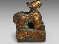 A chinese gilt-bronze ‘mythical beast’ seal, han dynasty or earlier, formerly recorded as warring states period, h 3,3 - 2,2 x 2,2 cm - weight approx. 69 g - afbeelding 5 van  7