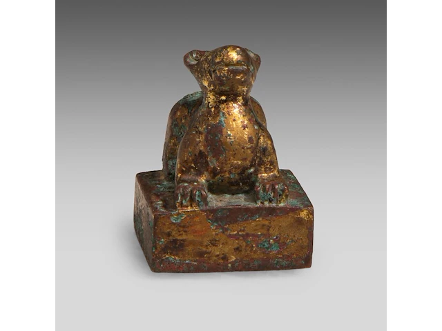 A chinese gilt-bronze ‘mythical beast’ seal, han dynasty or earlier, formerly recorded as warring states period, h 3,3 - 2,2 x 2,2 cm - weight approx. 69 g - afbeelding 6 van  7