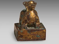 A chinese gilt-bronze ‘mythical beast’ seal, han dynasty or earlier, formerly recorded as warring states period, h 3,3 - 2,2 x 2,2 cm - weight approx. 69 g - afbeelding 6 van  7