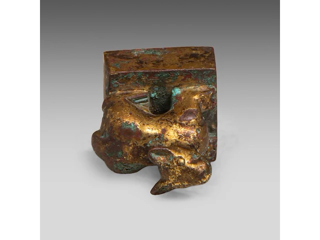A chinese gilt-bronze ‘mythical beast’ seal, han dynasty or earlier, formerly recorded as warring states period, h 3,3 - 2,2 x 2,2 cm - weight approx. 69 g - afbeelding 7 van  7
