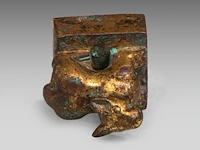 A chinese gilt-bronze ‘mythical beast’ seal, han dynasty or earlier, formerly recorded as warring states period, h 3,3 - 2,2 x 2,2 cm - weight approx. 69 g - afbeelding 7 van  7