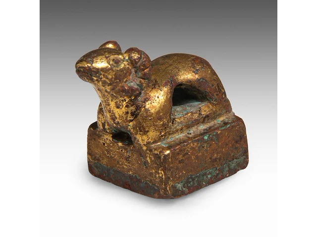 A chinese gilt-bronze ‘ram’ seal, han dynasty or earlier, formerly recorded as warring states period, h 2,8 - 2 x 2 cm - weight approx. 65 g - afbeelding 1 van  8