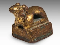 A chinese gilt-bronze ‘ram’ seal, han dynasty or earlier, formerly recorded as warring states period, h 2,8 - 2 x 2 cm - weight approx. 65 g