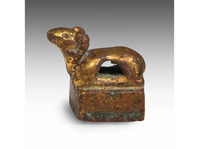A chinese gilt-bronze ‘ram’ seal, han dynasty or earlier, formerly recorded as warring states period, h 2,8 - 2 x 2 cm - weight approx. 65 g - afbeelding 2 van  8