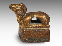 A chinese gilt-bronze ‘ram’ seal, han dynasty or earlier, formerly recorded as warring states period, h 2,8 - 2 x 2 cm - weight approx. 65 g - afbeelding 2 van  8