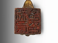 A chinese gilt-bronze ‘ram’ seal, han dynasty or earlier, formerly recorded as warring states period, h 2,8 - 2 x 2 cm - weight approx. 65 g - afbeelding 3 van  8