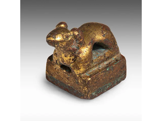 A chinese gilt-bronze ‘ram’ seal, han dynasty or earlier, formerly recorded as warring states period, h 2,8 - 2 x 2 cm - weight approx. 65 g - afbeelding 4 van  8