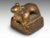 A chinese gilt-bronze ‘ram’ seal, han dynasty or earlier, formerly recorded as warring states period, h 2,8 - 2 x 2 cm - weight approx. 65 g - afbeelding 4 van  8