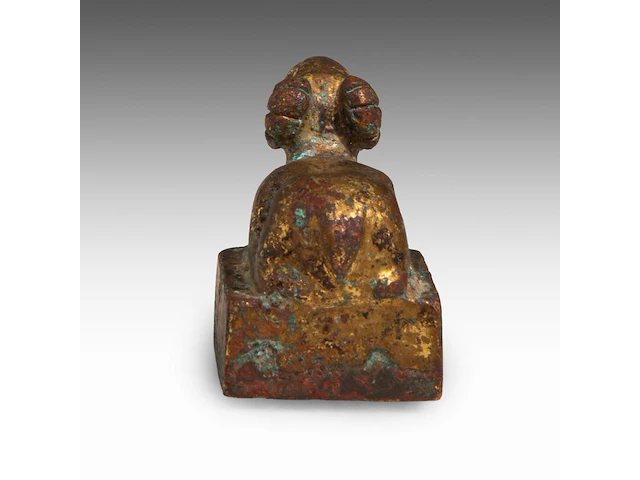 A chinese gilt-bronze ‘ram’ seal, han dynasty or earlier, formerly recorded as warring states period, h 2,8 - 2 x 2 cm - weight approx. 65 g - afbeelding 5 van  8