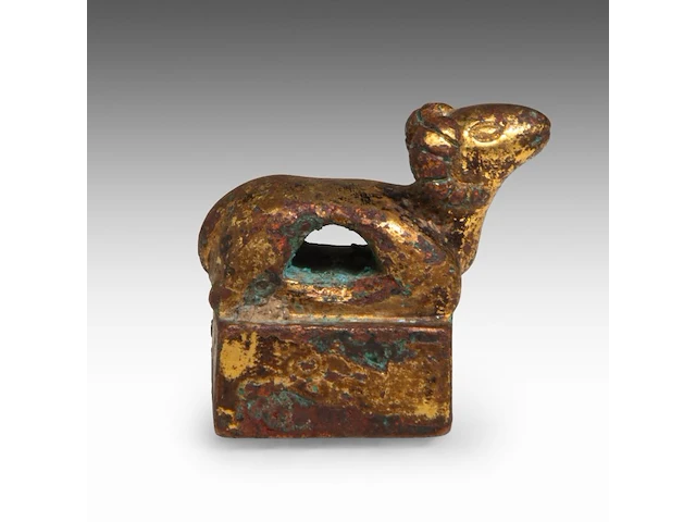 A chinese gilt-bronze ‘ram’ seal, han dynasty or earlier, formerly recorded as warring states period, h 2,8 - 2 x 2 cm - weight approx. 65 g - afbeelding 6 van  8