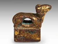 A chinese gilt-bronze ‘ram’ seal, han dynasty or earlier, formerly recorded as warring states period, h 2,8 - 2 x 2 cm - weight approx. 65 g - afbeelding 6 van  8