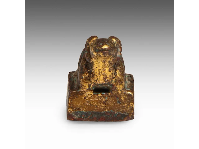 A chinese gilt-bronze ‘ram’ seal, han dynasty or earlier, formerly recorded as warring states period, h 2,8 - 2 x 2 cm - weight approx. 65 g - afbeelding 7 van  8