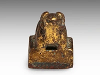 A chinese gilt-bronze ‘ram’ seal, han dynasty or earlier, formerly recorded as warring states period, h 2,8 - 2 x 2 cm - weight approx. 65 g - afbeelding 7 van  8