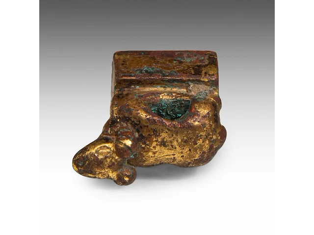 A chinese gilt-bronze ‘ram’ seal, han dynasty or earlier, formerly recorded as warring states period, h 2,8 - 2 x 2 cm - weight approx. 65 g - afbeelding 8 van  8