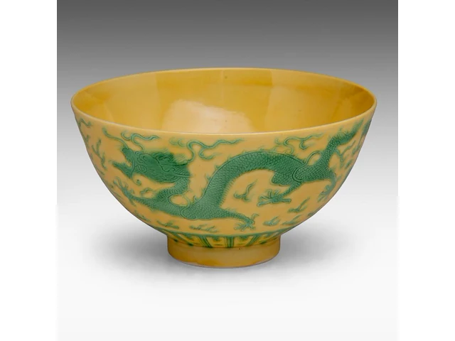 A chinese green enamel on yellow ground 'dragon and phoenix' bowl, with a guangxu mark, h 6,2 - ø 11,5 cm - afbeelding 1 van  7