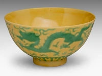 A chinese green enamel on yellow ground 'dragon and phoenix' bowl, with a guangxu mark, h 6,2 - ø 11,5 cm