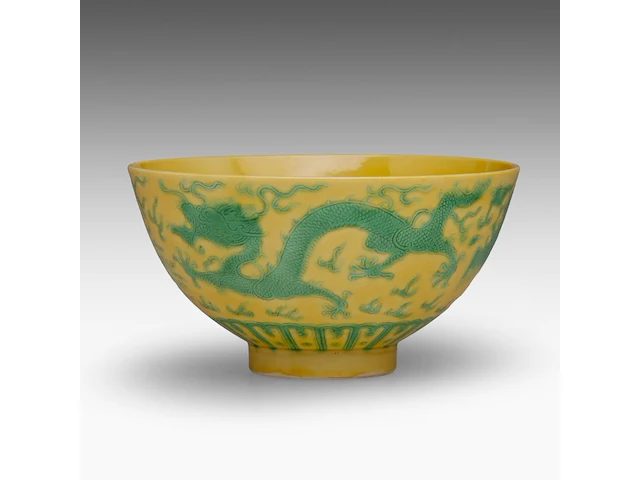 A chinese green enamel on yellow ground 'dragon and phoenix' bowl, with a guangxu mark, h 6,2 - ø 11,5 cm - afbeelding 2 van  7