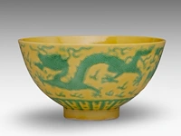 A chinese green enamel on yellow ground 'dragon and phoenix' bowl, with a guangxu mark, h 6,2 - ø 11,5 cm - afbeelding 2 van  7
