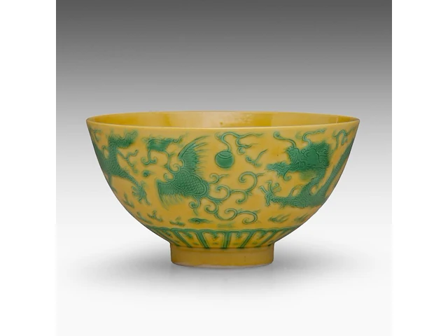 A chinese green enamel on yellow ground 'dragon and phoenix' bowl, with a guangxu mark, h 6,2 - ø 11,5 cm - afbeelding 3 van  7