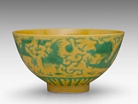A chinese green enamel on yellow ground 'dragon and phoenix' bowl, with a guangxu mark, h 6,2 - ø 11,5 cm - afbeelding 3 van  7