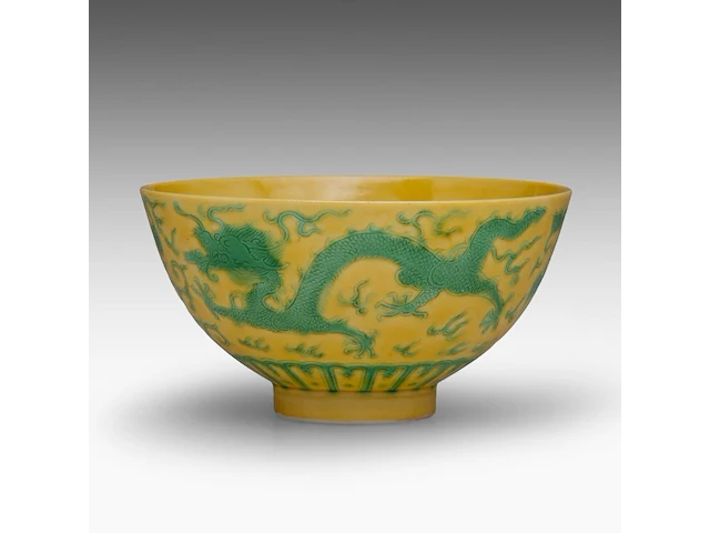 A chinese green enamel on yellow ground 'dragon and phoenix' bowl, with a guangxu mark, h 6,2 - ø 11,5 cm - afbeelding 4 van  7