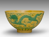 A chinese green enamel on yellow ground 'dragon and phoenix' bowl, with a guangxu mark, h 6,2 - ø 11,5 cm - afbeelding 4 van  7