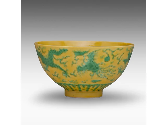 A chinese green enamel on yellow ground 'dragon and phoenix' bowl, with a guangxu mark, h 6,2 - ø 11,5 cm - afbeelding 5 van  7