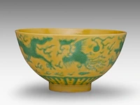 A chinese green enamel on yellow ground 'dragon and phoenix' bowl, with a guangxu mark, h 6,2 - ø 11,5 cm - afbeelding 5 van  7