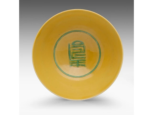A chinese green enamel on yellow ground 'dragon and phoenix' bowl, with a guangxu mark, h 6,2 - ø 11,5 cm - afbeelding 6 van  7