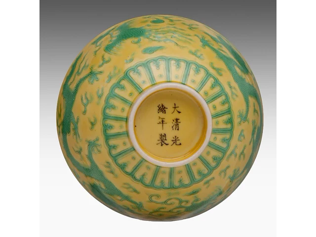 A chinese green enamel on yellow ground 'dragon and phoenix' bowl, with a guangxu mark, h 6,2 - ø 11,5 cm - afbeelding 7 van  7