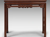 A chinese huanghuali hardwood 'bats' side table, late qing, h 86,5 - 95 x 46,5 cm - afbeelding 2 van  5