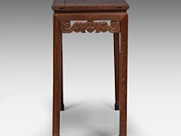 A chinese huanghuali hardwood 'bats' side table, late qing, h 86,5 - 95 x 46,5 cm - afbeelding 3 van  5