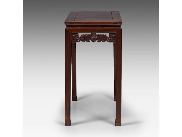 A chinese huanghuali hardwood 'bats' side table, late qing, h 86,5 - 95 x 46,5 cm - afbeelding 5 van  5