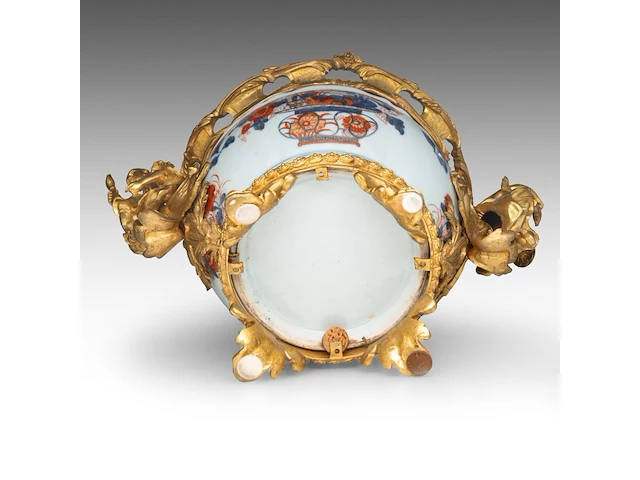 A chinese imari floral decorated tureen, 18thc, fixed with impressive ormolu gilt bronze mounts, l 44 - h 37 cm - afbeelding 2 van  10