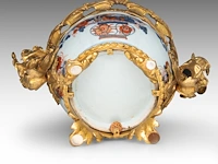 A chinese imari floral decorated tureen, 18thc, fixed with impressive ormolu gilt bronze mounts, l 44 - h 37 cm - afbeelding 2 van  10