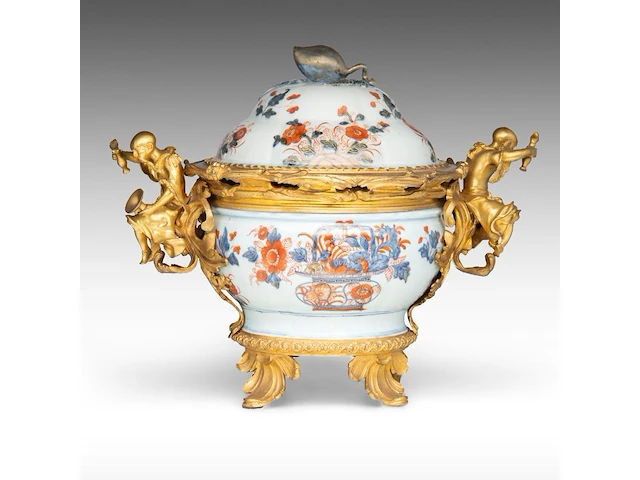 A chinese imari floral decorated tureen, 18thc, fixed with impressive ormolu gilt bronze mounts, l 44 - h 37 cm - afbeelding 1 van  10