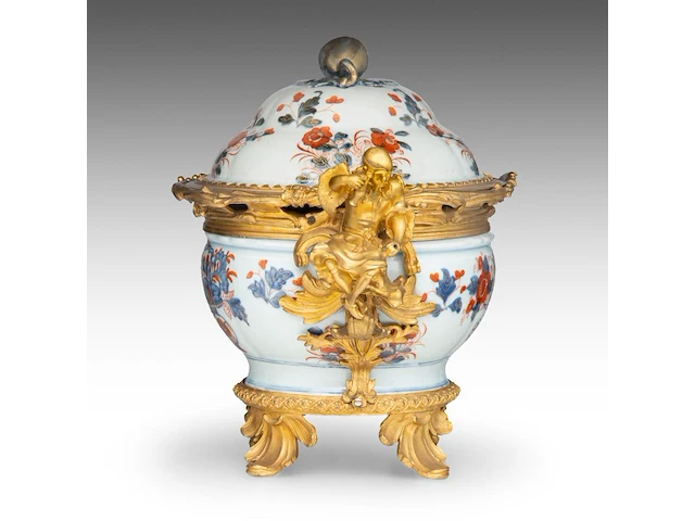 A chinese imari floral decorated tureen, 18thc, fixed with impressive ormolu gilt bronze mounts, l 44 - h 37 cm - afbeelding 3 van  10