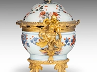 A chinese imari floral decorated tureen, 18thc, fixed with impressive ormolu gilt bronze mounts, l 44 - h 37 cm - afbeelding 3 van  10