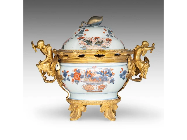 A chinese imari floral decorated tureen, 18thc, fixed with impressive ormolu gilt bronze mounts, l 44 - h 37 cm - afbeelding 4 van  10