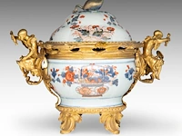 A chinese imari floral decorated tureen, 18thc, fixed with impressive ormolu gilt bronze mounts, l 44 - h 37 cm - afbeelding 4 van  10