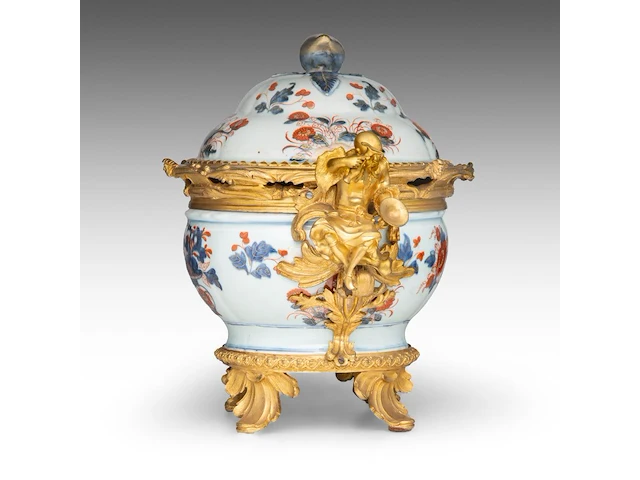 A chinese imari floral decorated tureen, 18thc, fixed with impressive ormolu gilt bronze mounts, l 44 - h 37 cm - afbeelding 5 van  10