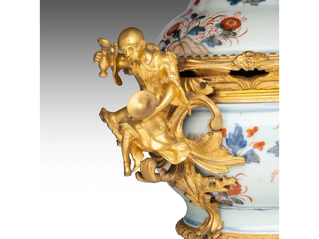 A chinese imari floral decorated tureen, 18thc, fixed with impressive ormolu gilt bronze mounts, l 44 - h 37 cm - afbeelding 6 van  10