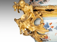 A chinese imari floral decorated tureen, 18thc, fixed with impressive ormolu gilt bronze mounts, l 44 - h 37 cm - afbeelding 6 van  10