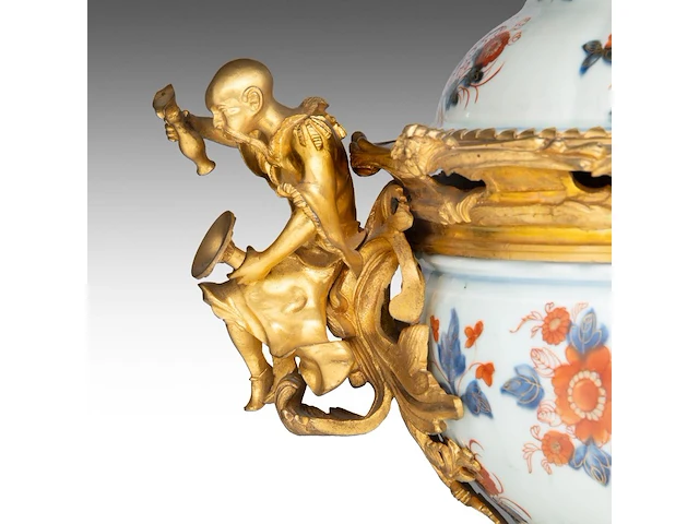 A chinese imari floral decorated tureen, 18thc, fixed with impressive ormolu gilt bronze mounts, l 44 - h 37 cm - afbeelding 7 van  10